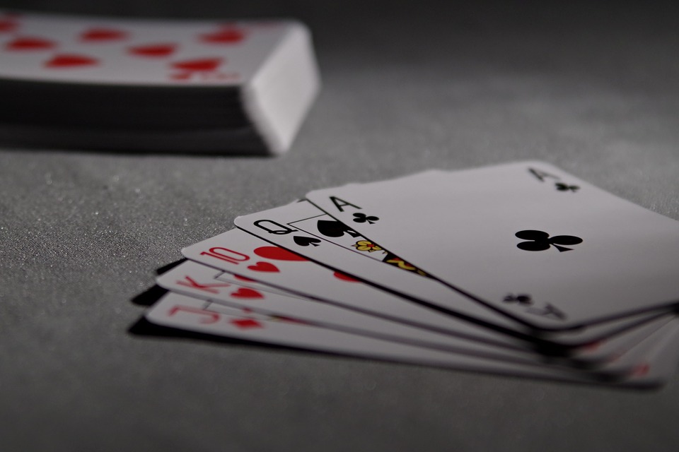 como jogar mãos de draw no poker